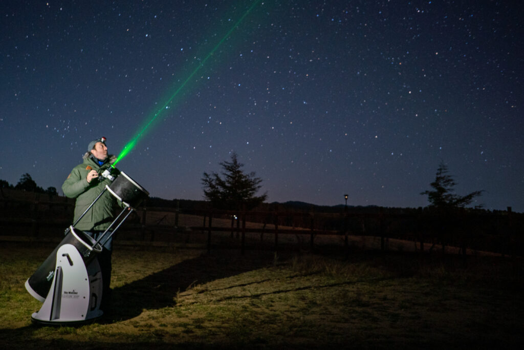 Pablo con telescopio reflector Sky-Watcher FlexTube 300P