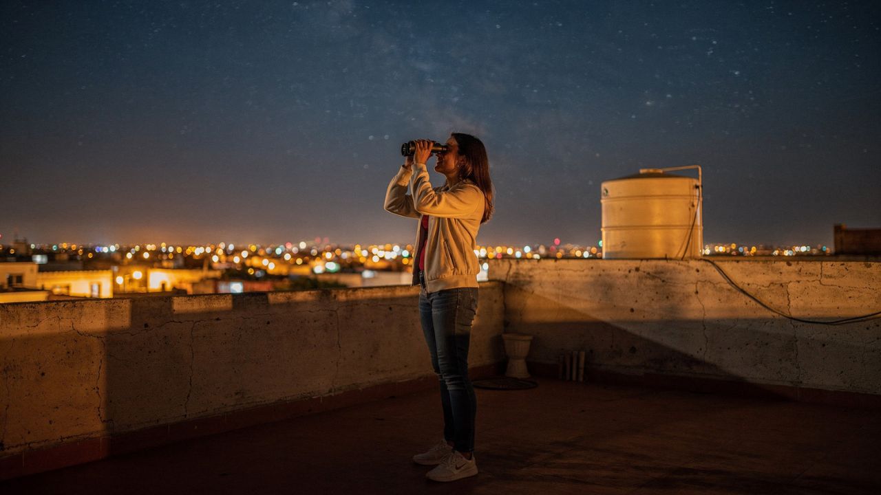 Observación estrellas con binoculares desde terraza urbana - ASTRONOMIKA TV