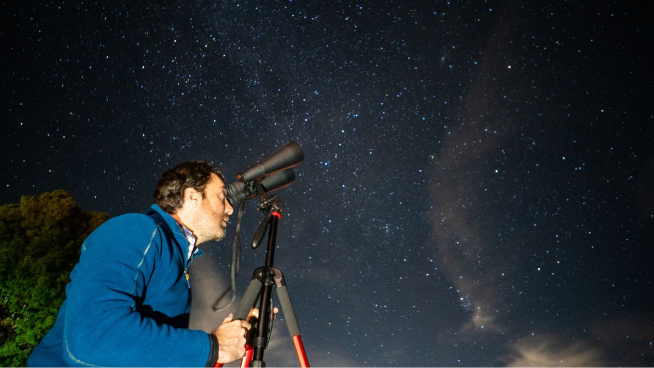 Juan Pablo Martín observando el cielo nocturno con binoculares - ASTRONOMIKA TV