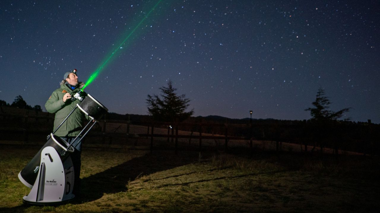 Juan Pablo Martín observing the night sky with telescope from Guadalajara - ASTRONOMIKA TV