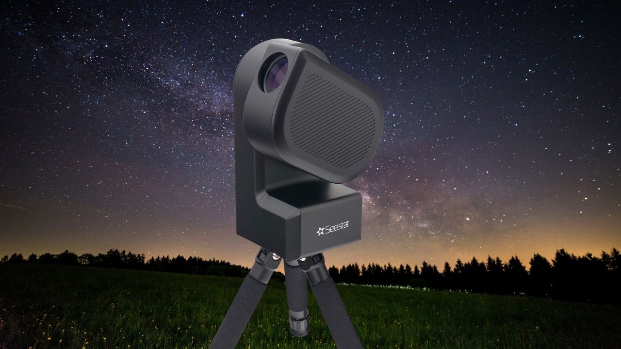 ZWO Seestar S50 clásico sobre trípode en sesión nocturna de astrofotografía - ASTRONOMIKA TV