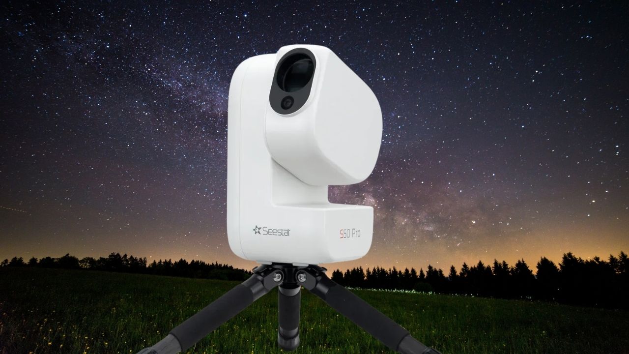 ZWO Seestar S50 Pro blanco sobre trípode en sesión nocturna de astrofotografía - ASTRONOMIKA TV