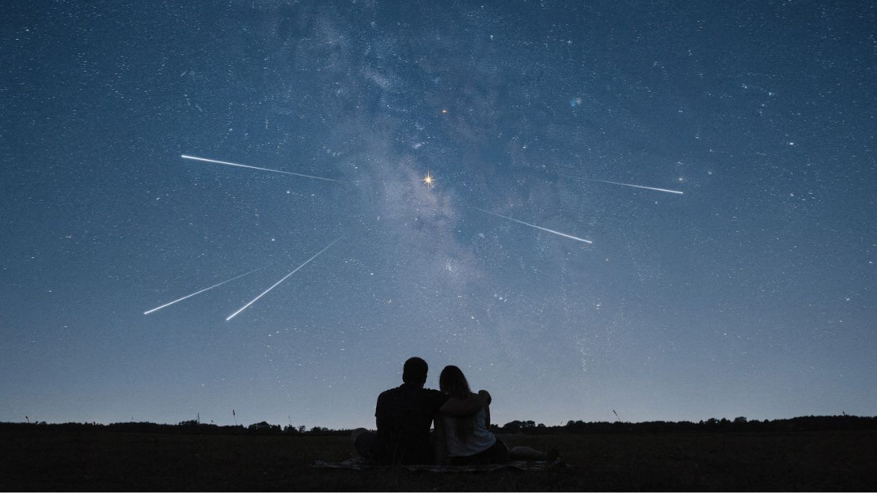 Pareja viendo las Perseidas lluvia de estrellas fugaces de Perseo - ASTRONOMIKA TV